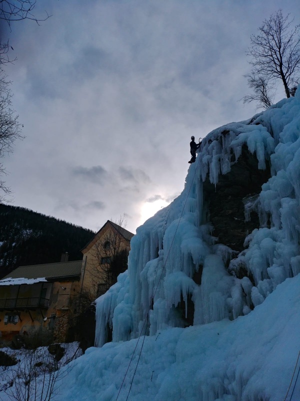 Une première belle journée d'ateliers et de couenne plus raide s'achève à Aiguilles