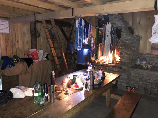 L'intérieur du chalet une fois le feu lancé