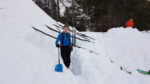 Igloo et tranchée en cours de réalisation