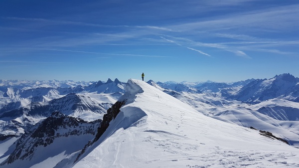 Benjamin contemplant les Aiguilles d'Arves