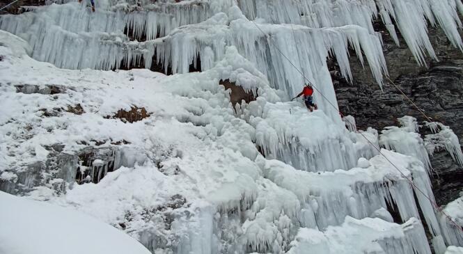 Cascade de glace Acte II pour les Jeunes Alpinistes image article